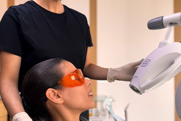 chica-con-gafas-y-lampara-de-luminoterapia