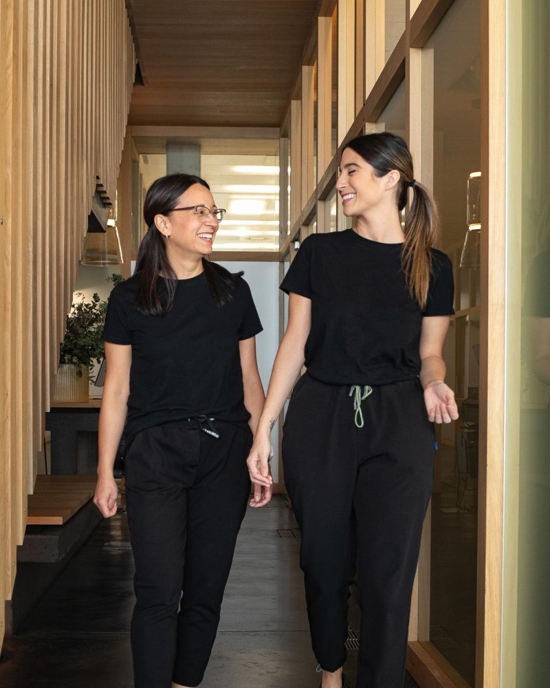 chicas-caminando-por-pasillo