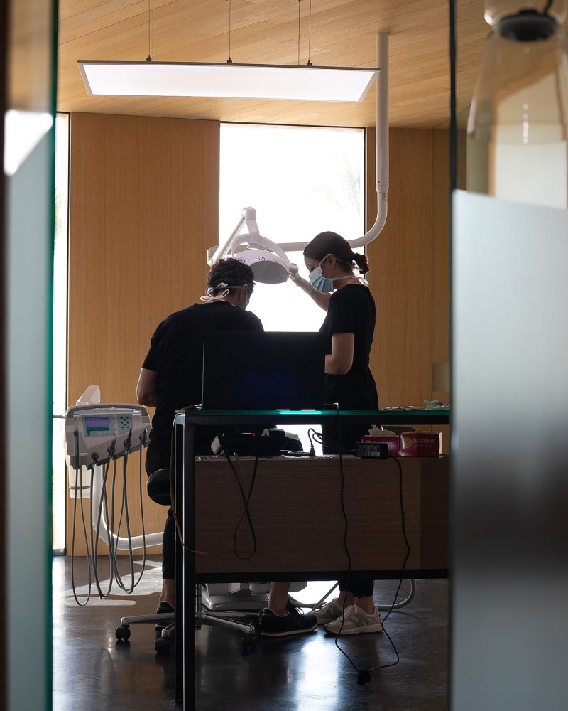 doctor-trabajando-dientes